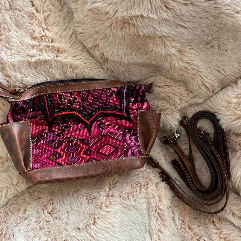 Intrinsic Flair Pequena Crossbody/Backpack Bag. Leather and Embroidery